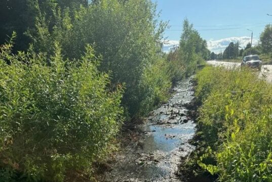 В Копаево проверяют водоотводную канаву возле реки Уткашь