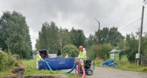 В Копаево ликвидируют загрязнение водоотводной канавы на улице Ошурковской