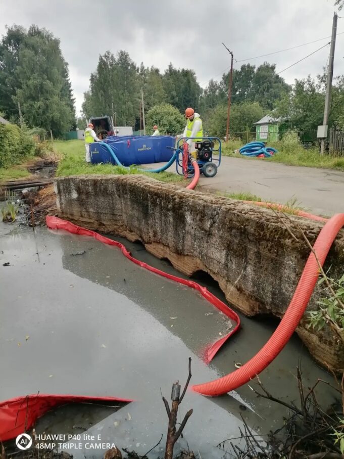В Копаево ликвидируют загрязнение водоотводной канавы на улице Ошурковской