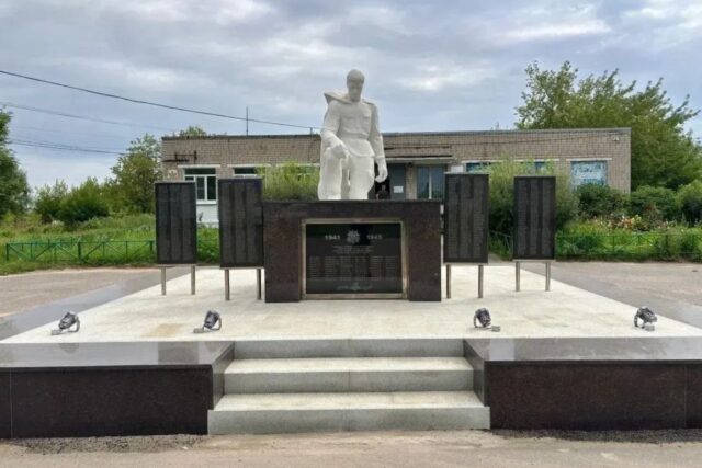 Мемориал в честь героев Великой Отечественной войны отремонтировали в Ярославском округе
