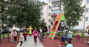 Обновленную по программе «Наши дворы» территорию открыли в Ярославле