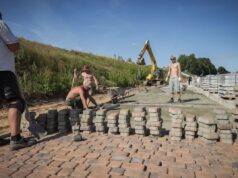 В будущем ландшафтном парке на Стрелке укладывают плитку вдоль берега