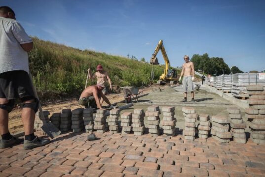 В будущем ландшафтном парке на Стрелке укладывают плитку вдоль берега