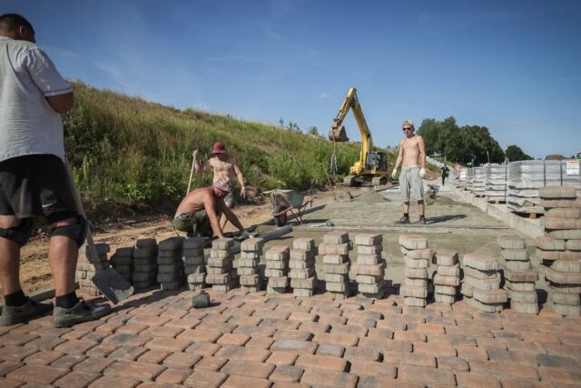 В будущем ландшафтном парке на Стрелке укладывают плитку вдоль берега