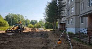 В Рыбинске идёт ремонт двора по адресу улица 50 лет ВЛКСМ, 30А