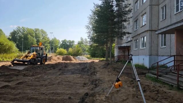 В Рыбинске идёт ремонт двора по адресу улица 50 лет ВЛКСМ, 30А