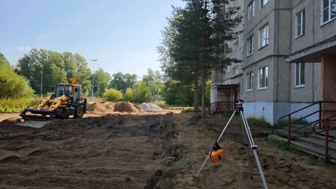 В Рыбинске идёт ремонт двора по адресу улица 50 лет ВЛКСМ, 30А