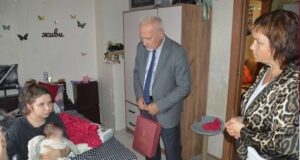 Двухмесячную малышку и ее маму, пострадавших при атаке БПЛА, взял под опеку ярославский омбудсмен