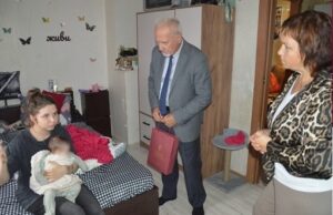 Двухмесячную малышку и ее маму, пострадавших при атаке БПЛА, взял под опеку ярославский омбудсмен