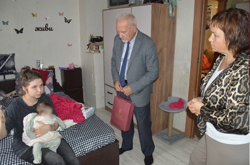 Двухмесячную малышку и ее маму, пострадавших при атаке БПЛА, взял под опеку ярославский омбудсмен