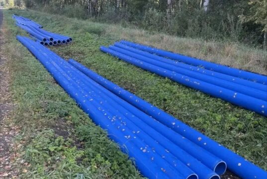 К поселку Каменники тянут новую водопроводную линию