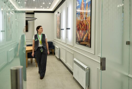 В трех офисах Сбера в Ярославской области представлены работы фестиваля ИИ-искусства Гига-Арт