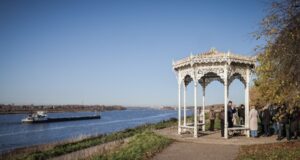 Обновить ротонду, очистить микрорайон от зарослей и граффити на стенах