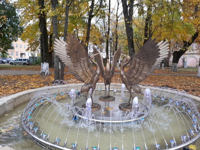 В Журавлевском парке Рыбинска «поселились» бронзовые журавли